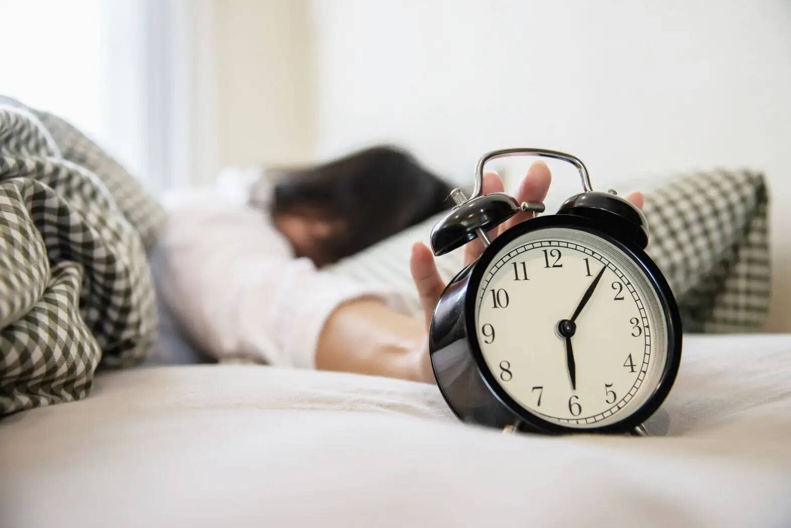 How to Wake up Early and Never Hit Snooze: Become an Early Riser in 5 steps